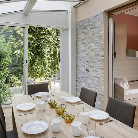 Appartement Modern With Patio In By Wonderful Italy *