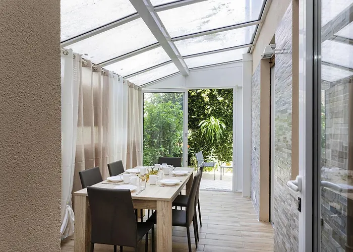 Modern With Patio In By Wonderful Italy Lägenhet